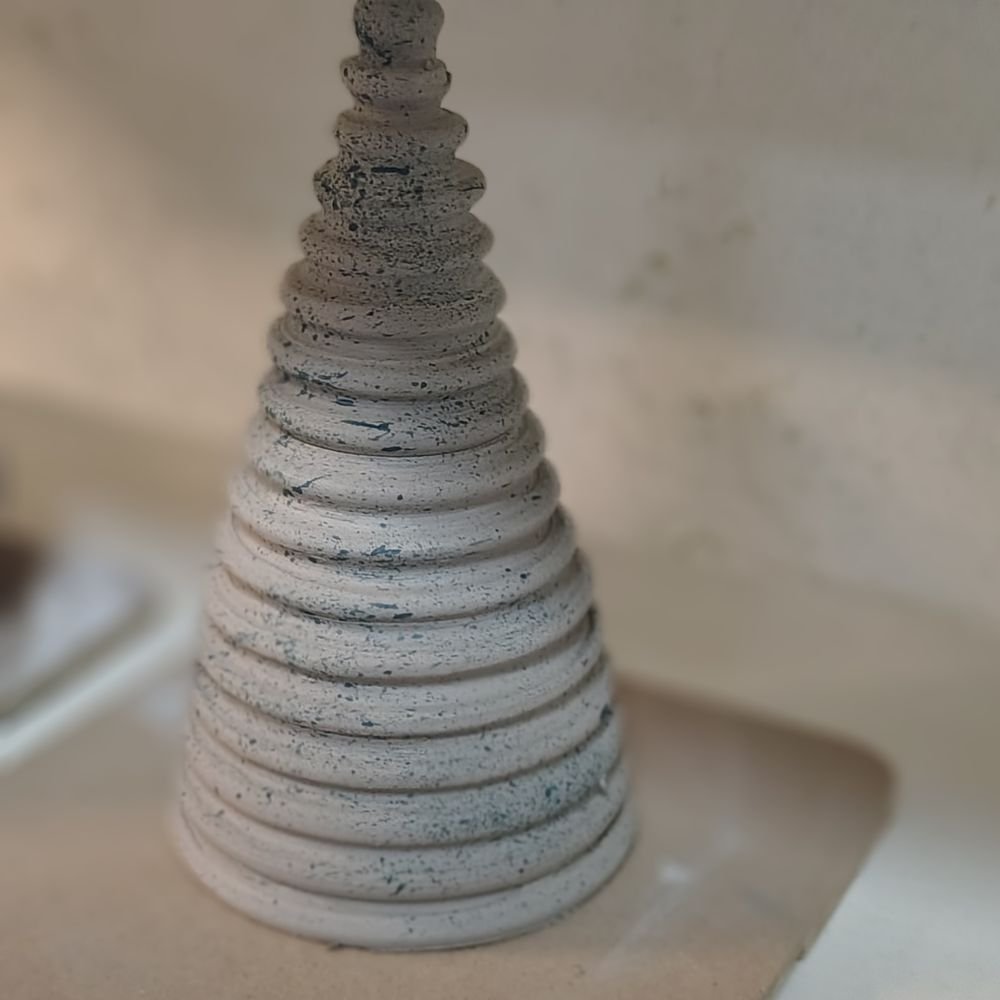 Pieza de cerámica construida con churros de arcilla apilados
