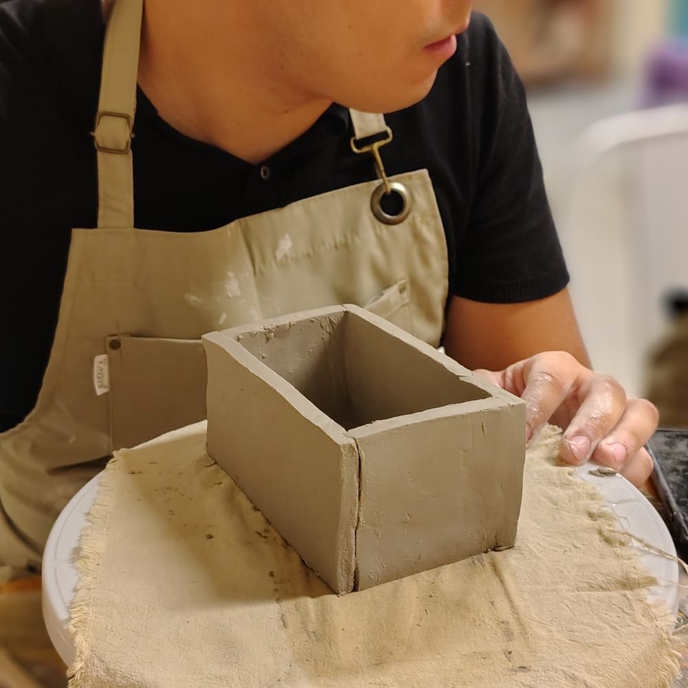 Caja de cerámica armada con placas de arcilla por un alumno