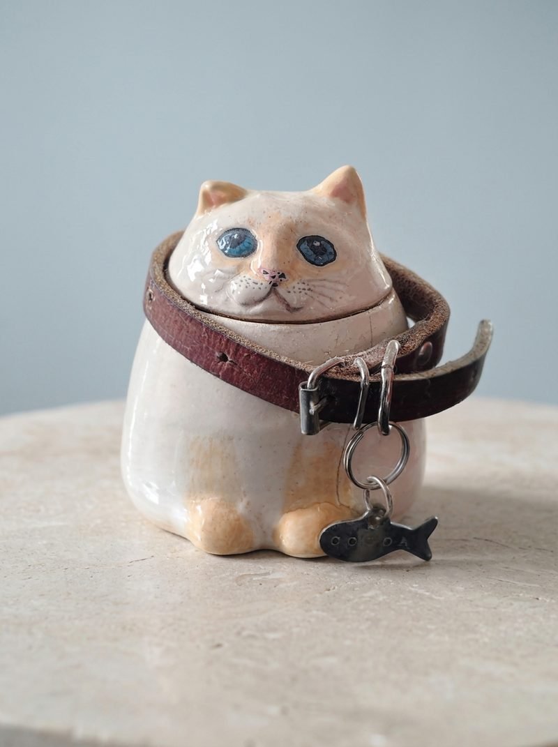 Urna de cerámica personalizada de un gato crema con ojos azules, de frente