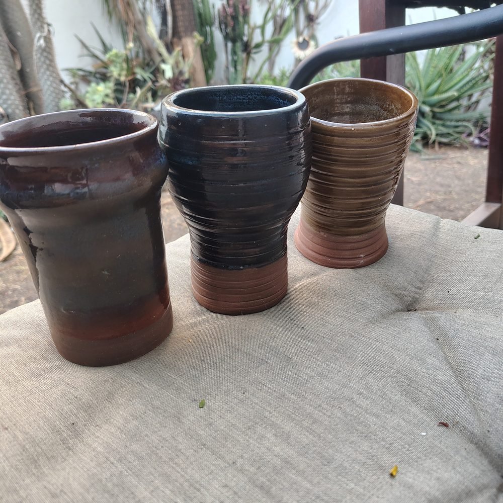 Tres vasos de cerámica de alta temperatura con esmaltes en tonos café y azul